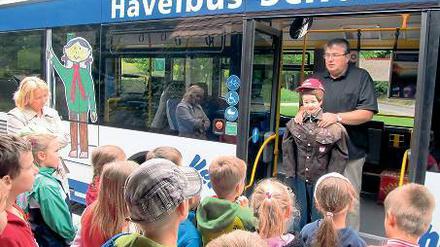 Im Bus geschult. Mit der Schaufensterpuppe „Mäxchen“ zeigt die Beelitzer Busgesellschaft Kindern, wie sie sich im und vor dem Bus verhalten sollen.