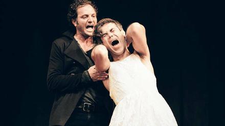 Liebe oder keine Liebe, das ist hier die Frage. Hamlet (Saro Emirze) und Ophelia (Thomas Kellner) ringen mit aufgezwungener Macht und tief verletzten Gefühlen.