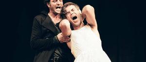 Liebe oder keine Liebe, das ist hier die Frage. Hamlet (Saro Emirze) und Ophelia (Thomas Kellner) ringen mit aufgezwungener Macht und tief verletzten Gefühlen.