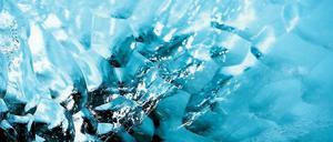 Manche glitzern vor Kälte, andere vor Schweiß. In der Ausstellung „Bombay Glitter meets Arctic Ocean“ trifft man beides.