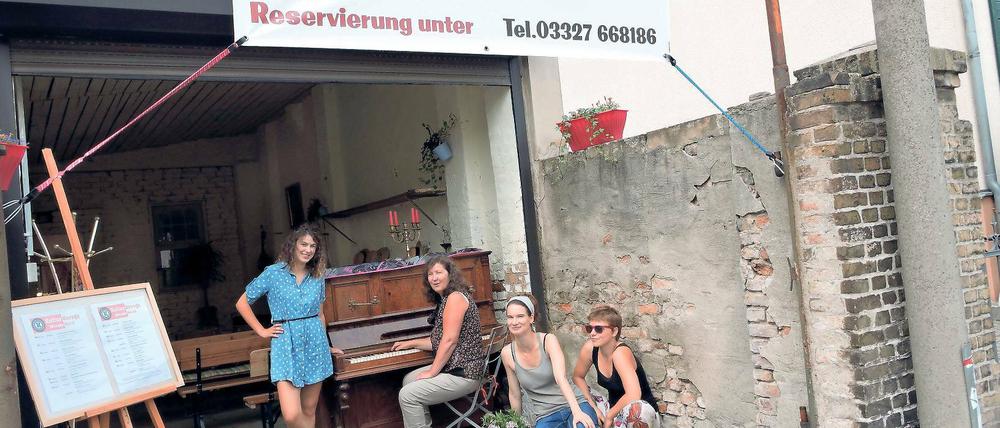 Bereit für Kultur. Julia Zimmermann (l.) mit Mutter und Freundinnen.