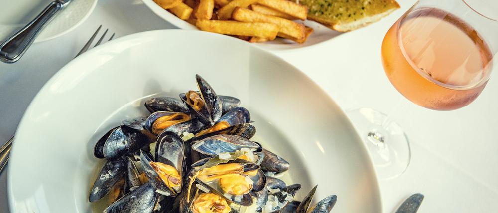 So schmeckt der Sommer: Für die Zubereitung der Miesmuscheln bedarf es gar nicht vieler Zutaten oder viel Zeit.