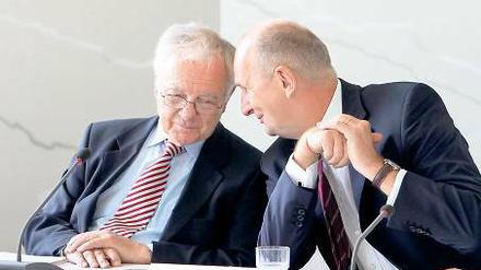 Zufrieden. Regierungschef Woidke (r.) und Ex- Ministerpräsident Stolpe.
