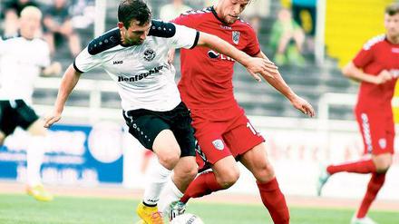 Glücksfall für Nulldrei. Leon Hellwig (rechts) bedrängt Paul-Max Walther von Budissa Bautzen am vergangenen Wochenende. Der Babelsberger Mittelfeldspieler fällt in die Kategorie „besonders wertvoll“.