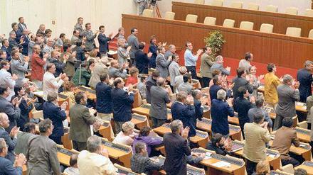 Historischer Moment. Stehend begrüßten die Abgeordneten der Volkskammer am 23. August 1990 um 3 Uhr morgens den Beschluss zum Beitritt der DDR zur BRD mit Applaus. Der Beschluss erfolgte mit 294 Ja- gegen 62 Nein-Stimmen.