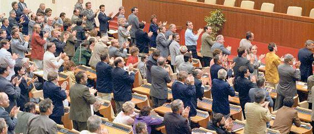 Historischer Moment. Stehend begrüßten die Abgeordneten der Volkskammer am 23. August 1990 um 3 Uhr morgens den Beschluss zum Beitritt der DDR zur BRD mit Applaus. Der Beschluss erfolgte mit 294 Ja- gegen 62 Nein-Stimmen.