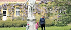 Betreten verboten. Die Rasenflächen in den Parks der Schlösserstiftung sind grundsätzlich tabu für die Besucher. Nur ausgeschilderte Liegewiesen dürfen zum Sonnenbaden oder Picknicken genutzt werden. Verstöße werden mit Geldbußen geahndet.