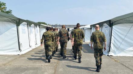Uniformierte Helfer in der Not. Weil keine Zelte mehr aufzutreiben waren, bat das Land Brandenburg die Bundeswehr um Hilfe. Sie baute eine Zeltstadt auf einem alten Kasernengelände, das allerdings weit außerhalb der Stadt Doberlug-Kirchhain liegt. 