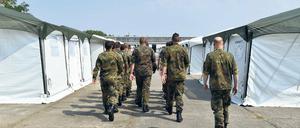 Uniformierte Helfer in der Not. Weil keine Zelte mehr aufzutreiben waren, bat das Land Brandenburg die Bundeswehr um Hilfe. Sie baute eine Zeltstadt auf einem alten Kasernengelände, das allerdings weit außerhalb der Stadt Doberlug-Kirchhain liegt. 