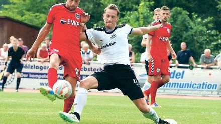 Großer Aufwand, geringer Nutzen. Leon Hellwig (l., hier im Zweikampf gegen Bautzens Martin Hoßmang) hielt mit seinen Nulldrei-Teamkollegen den Kontrahenten in Schach. Der Lohn in Form von drei Punkten blieb aber aus.