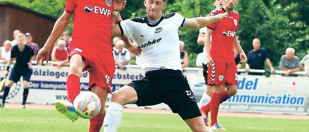 Großer Aufwand, geringer Nutzen. Leon Hellwig (l., hier im Zweikampf gegen Bautzens Martin Hoßmang) hielt mit seinen Nulldrei-Teamkollegen den Kontrahenten in Schach. Der Lohn in Form von drei Punkten blieb aber aus.