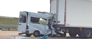 Schwerer Unfall mit sechs Toten auf der A 10.