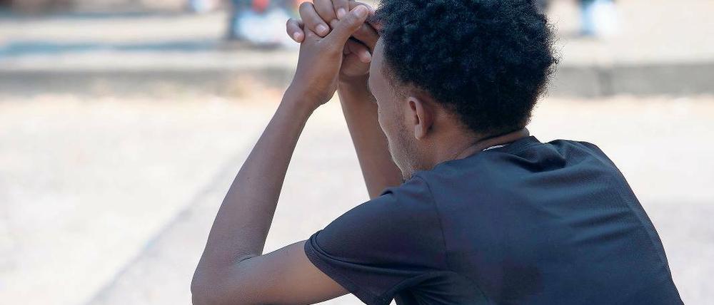 Warten und hoffen. Ein Flüchtling vor der Notunterkunft in Karlshorst.