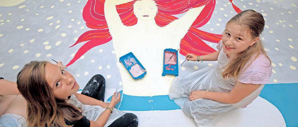 Geburt einer Rockmuse. Angelina (l.) und Lilly kolorieren das Logo des Drewitzer Festivals „Rock am Löschteich“ und schaffen somit ein großformatiges Bühnenbild. Für das Musikevent, auf dem Ende August auch Potsdamer Bands auftreten, konstruieren die beiden Zwölfjährigen unter anderem noch eine Lichtinstallation aus Holz.