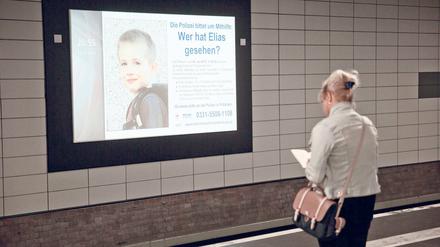 Fotos von Elias waren im Juli auch in Berliner Bahnhöfen zu sehen. Die Initiative Vermisste Kinder hat ein System entwickelt, bei dem bundesweit gut 2600 Bildschirme auf Bahnhöfen erreicht würden.