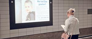 Fotos von Elias waren im Juli auch in Berliner Bahnhöfen zu sehen. Die Initiative Vermisste Kinder hat ein System entwickelt, bei dem bundesweit gut 2600 Bildschirme auf Bahnhöfen erreicht würden.