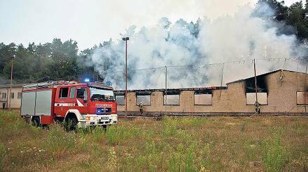 Nur noch eine Ruine. In der Nacht zum Dienstag war die ehemalige Gaststätte im Königs Wusterhausener Ortsteil Zernsdorf abgebrannt, 45 Feuerwehrleute waren zum Löschen angerückt. Der Flachbau steht neben einem geplanten Flüchtlingsheim – die Polizei vermutet einen Zusammenhang.