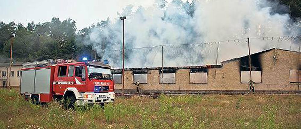 Nur noch eine Ruine. In der Nacht zum Dienstag war die ehemalige Gaststätte im Königs Wusterhausener Ortsteil Zernsdorf abgebrannt, 45 Feuerwehrleute waren zum Löschen angerückt. Der Flachbau steht neben einem geplanten Flüchtlingsheim – die Polizei vermutet einen Zusammenhang.