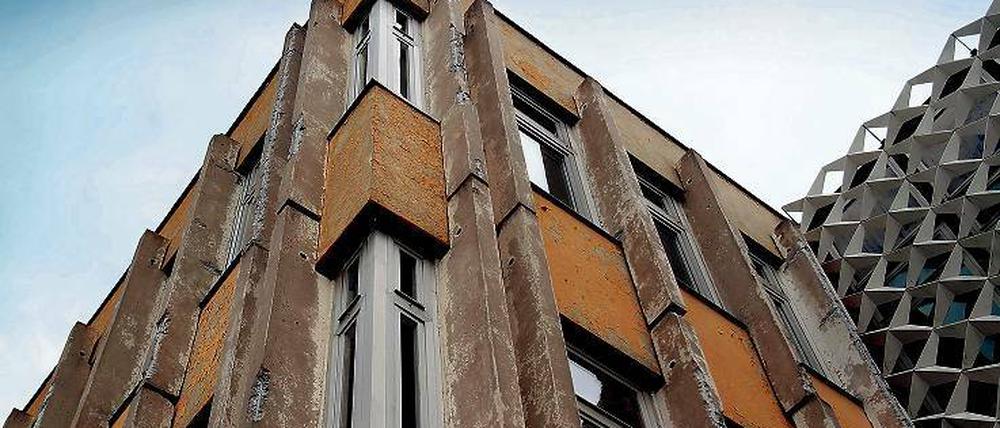 Zankapfel Fachhochschule. Das aus DDR-Zeiten stammende Gebäude soll abgerissen werden, sobald die Fachhochschule Ende 2017 ausgezogen ist. Die Stadt will die Grundstücke verkaufen und die historische Baustruktur dort wiederherstellen.