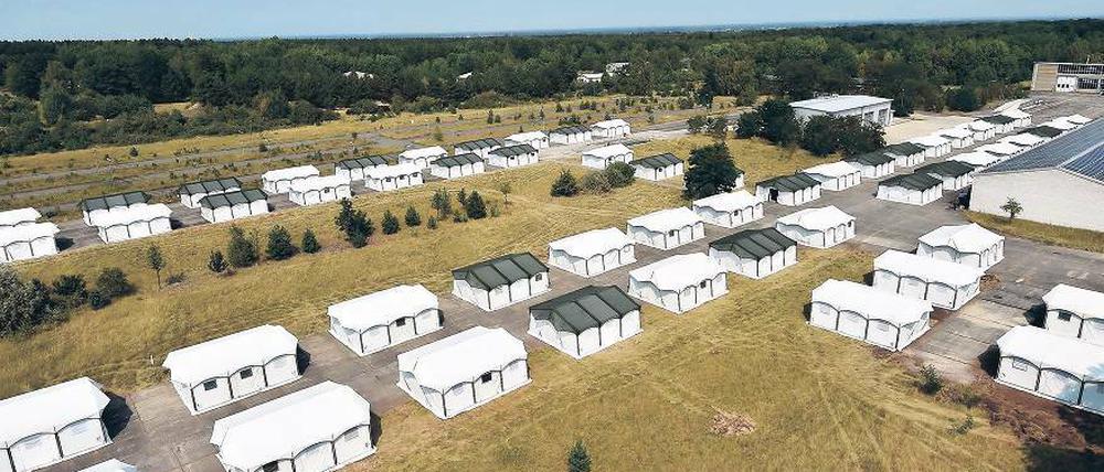 Pioniere der Bundeswehr bauten Notquartiere für 500 Flüchtlinge.