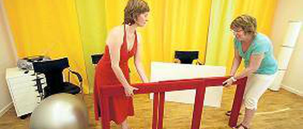 Café Integra der Awo. Platz schaffen für den neuen Yoga-Kurs.