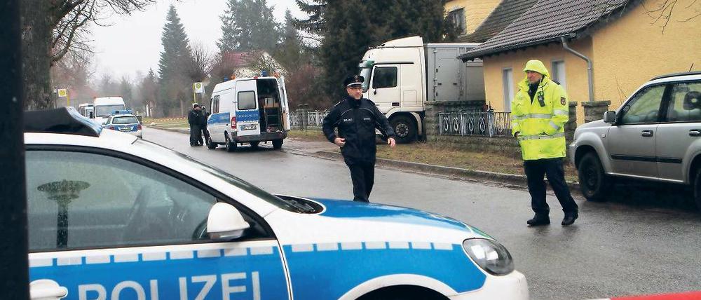 Tatort. Beamte sicherten den Hof nach den Schüssen ab.