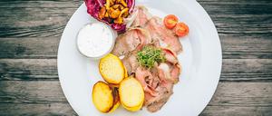 So schmeckt der Sommer: Das zarte, fettarme Fleisch ist eine sommerliche Alternative zum deftigen Sonntagsbraten.