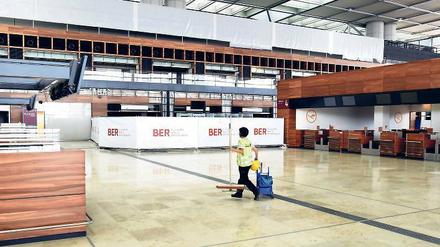 Besenrein. Auch wenn kein Passagier in der BER-Empfangshalle bislang abgefertigt worden ist – geputzt werden muss trotzdem.