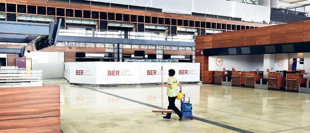 Besenrein. Auch wenn kein Passagier in der BER-Empfangshalle bislang abgefertigt worden ist – geputzt werden muss trotzdem.