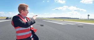 Fertig. Flughafenchef Mühlenfeld steht auf der sanierten Start- und Landebahn.