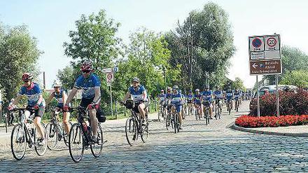 Rad auf Pflaster. Die 250 Teilnehmer mussten über die Inselbrücke holpern.