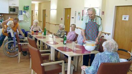 Gemeinschaftskoch für die WG in Teltow: Karl-Heinz Müller kümmert sich ums leibliche Wohl seiner neun Mitbewohnerinnen.