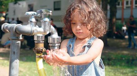 Frisch angekommen. Die Lage der Flüchtlinge auf dem Lageso-Gelände ist weiter schwierig. Aber es gibt fließendes Wasser für Wartende.  