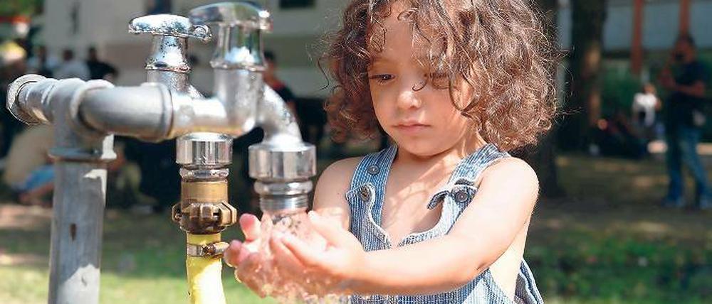 Frisch angekommen. Die Lage der Flüchtlinge auf dem Lageso-Gelände ist weiter schwierig. Aber es gibt fließendes Wasser für Wartende.  