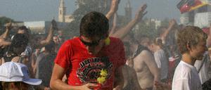 Und wenn gegen die Hitze in Potsdam nichts mehr hilft, bleibt vielleicht nur noch eine Wasserschlacht wie hier beim Stadtwerkefest 2010.
