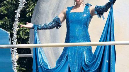 Beelitzer Festspiele: Frau Luna singt in wallendem Kleid.