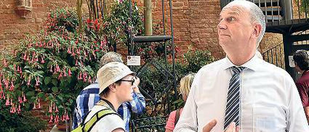 Alles so bunt hier: Brandenburgs Ministerpräsident Woidke in der Fuchsienschau in der Blumenhalle St. Johannis.