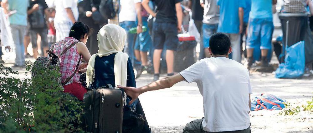 Gedränge in der Hitze. Vor der zentralen Anlaufstelle des Lageso warten täglich Hunderte Flüchtlinge auf ihre Anhörung. Viele bleiben über Nacht.