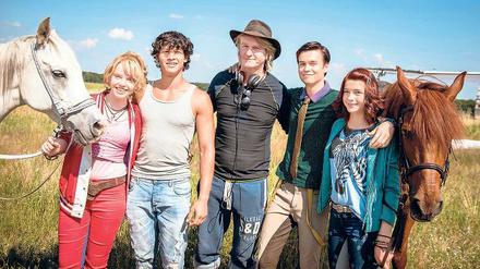Wohlfühlwelt für die Kinoleinwand. Die Darsteller Lina Larissa Strahl (Bibi) und Emilio Moutaokkil (Tarik), Regisseur Detlev Buck, Louis Held (Alex von Falkenstein) und Lisa-Marie Koroll (Tina) drehen gerade in der Märkischen Schweiz und am Liepnitzsee.