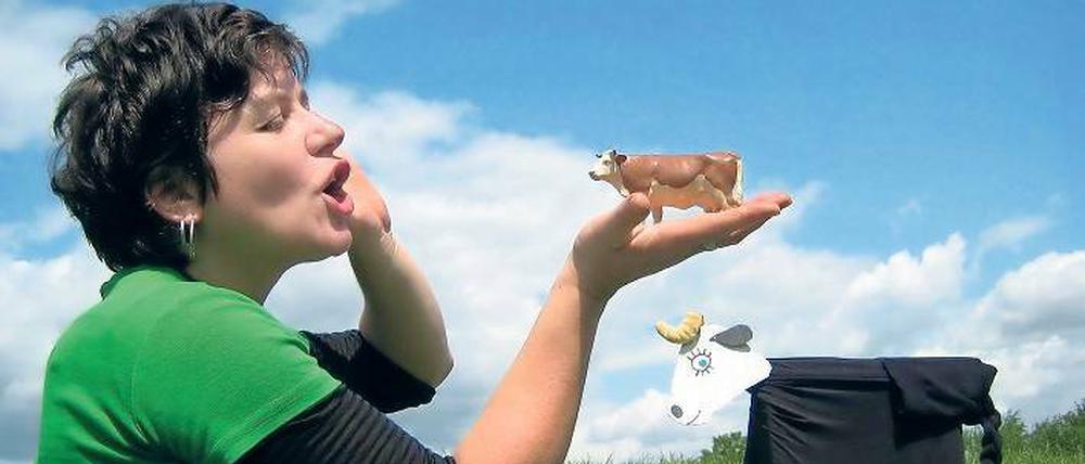 Nicht nur etwas für Kühe. Ursula Häse erzeugt ihre kräftigen Jodeltöne, indem sie sehr schnell von der Brust- in die Kopfstimme wechselt . Sie beherrscht alte Volksgesänge, die sie mit modernen Elektrobeats mischt.