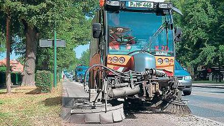 Im Sommer reinigt das Fahrzeug die Radwege in Potsdam, im Winter kann es auch Streusalz verteilen.