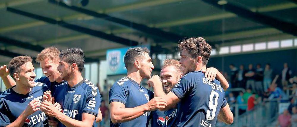 Andis Shala (r.) lässt sich von Ugurtan Cepni und Bilal Cubukcu zum Führungstreffer und ersten Saisontor für den SV Babelsberg beglückwünschen, während sich Lovro Sindik (l.) den Dank seiner Mitspieler für die Vorarbeit zum 1:0 abholt.