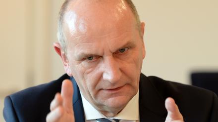 Brandenburgs Ministerpräsident Dietmar Woidke: Kretschmanns Vorschlag zur Unterbringung von Flüchtlingen gehe an den Realitäten vorbei.