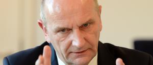 Brandenburgs Ministerpräsident Dietmar Woidke: Kretschmanns Vorschlag zur Unterbringung von Flüchtlingen gehe an den Realitäten vorbei.
