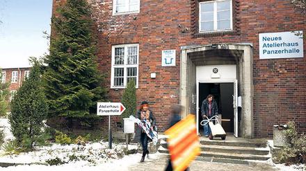 Kunst ist schön – macht aber viel Arbeit. Was schon Karl Valentin wusste, erfahren auch die Künstler des Atelierhaus Panzerhalle. Sie müssen für die Miete ihrer Arbeitsplätze jetzt noch mehr schuften.