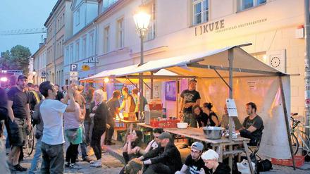 Es geht auch bunt. Beim traditionellen Kuze-Straßenfest lässt sich – mitten in der historischen Mitte – ein anderes, alternativeres Potsdam erleben. Auch am heutigen Samstag.