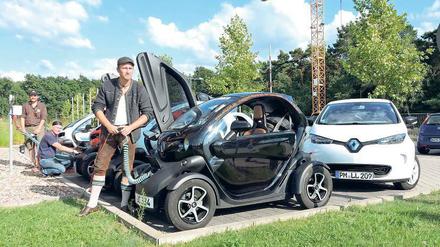 Unter Spannung. Otto Schönbach organisiert die Tour der Elektroautos durch Deutschland, auf der die Flitzer schon mehr als 1 000 Kilometer abgespult haben. Einen Twizy, mit dem die meisten Fahrer unterwegs sind, hat auch die Gemeinde Nuthetal. Die Stadt Beelitz bekommt einen Renault Zoe (r.).