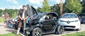 Unter Spannung. Otto Schönbach organisiert die Tour der Elektroautos durch Deutschland, auf der die Flitzer schon mehr als 1 000 Kilometer abgespult haben. Einen Twizy, mit dem die meisten Fahrer unterwegs sind, hat auch die Gemeinde Nuthetal. Die Stadt Beelitz bekommt einen Renault Zoe (r.).