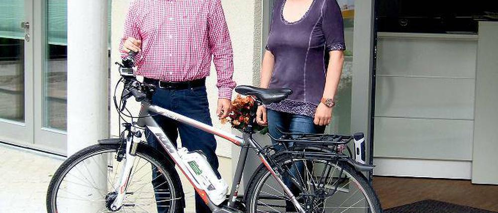 Vom E-Bike überzeugt. Julian Affeldt und Susanne Müller-Kasch.