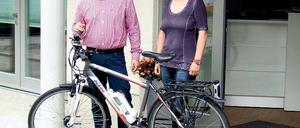 Vom E-Bike überzeugt. Julian Affeldt und Susanne Müller-Kasch.